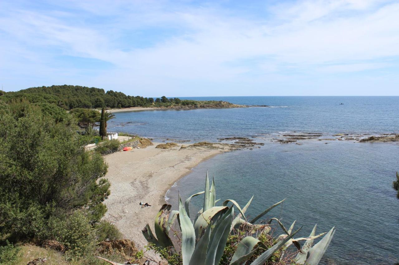 A Chic Four-Person Apartment By The Beach At Cap Ras Llanca Exterior photo